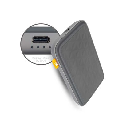 Njord Collections Zalm Leder Hoesje geschikt voor iPhone 13 Mini + Xtorm Magnetic Powerbank