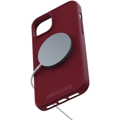 Njord Collections Suede Comfort+ Hoesje geschikt voor iPhone 15 Plus - 2M valbescherming - Gerecycled / Duurzaam materiaal - Rood